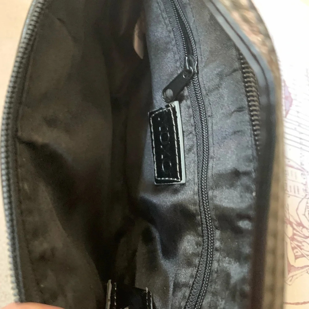XOXO wristlet embossed print black - Picture 9 of 15
